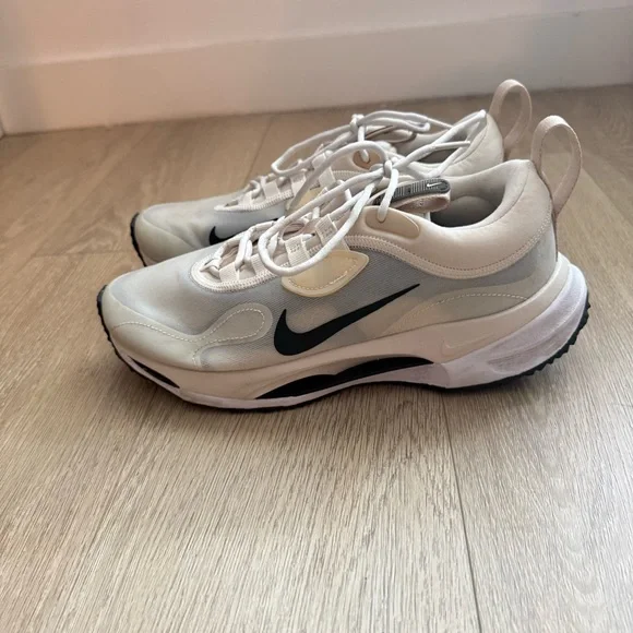 Nike Spark Women's Sneakers LIKE NEW - Picture 2 of 9